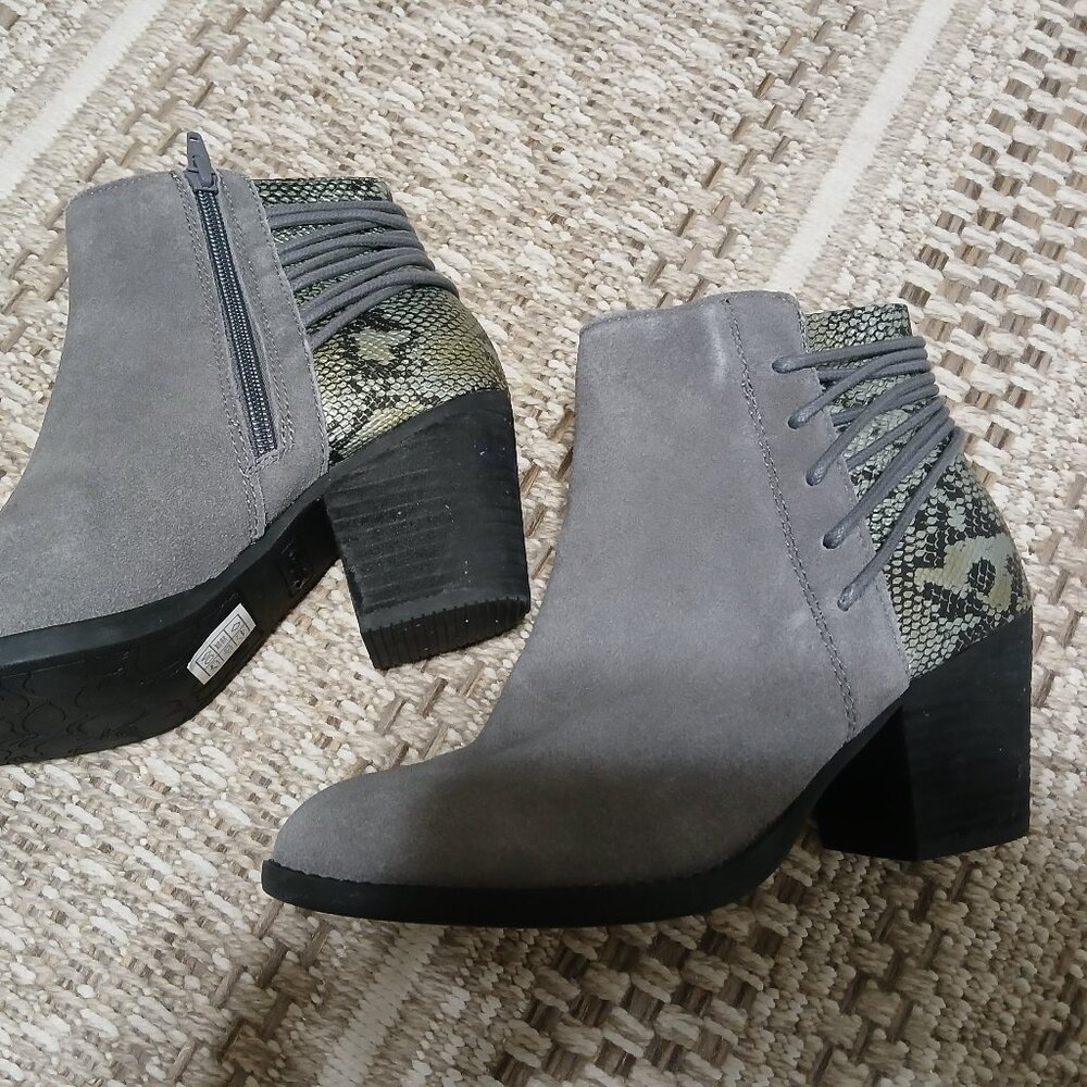 Skechers Memory Foam Gray Suede Ankle Boots sz 8 M